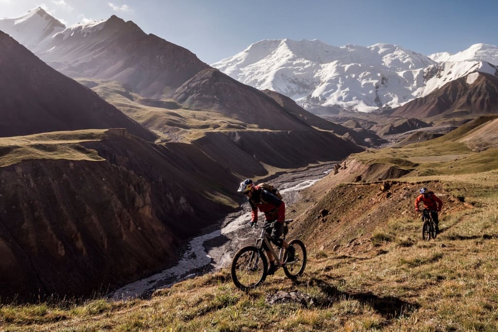 Путешествие на велосипеде по Кыргызстану, исследование природных маршрутов и горных пейзажей