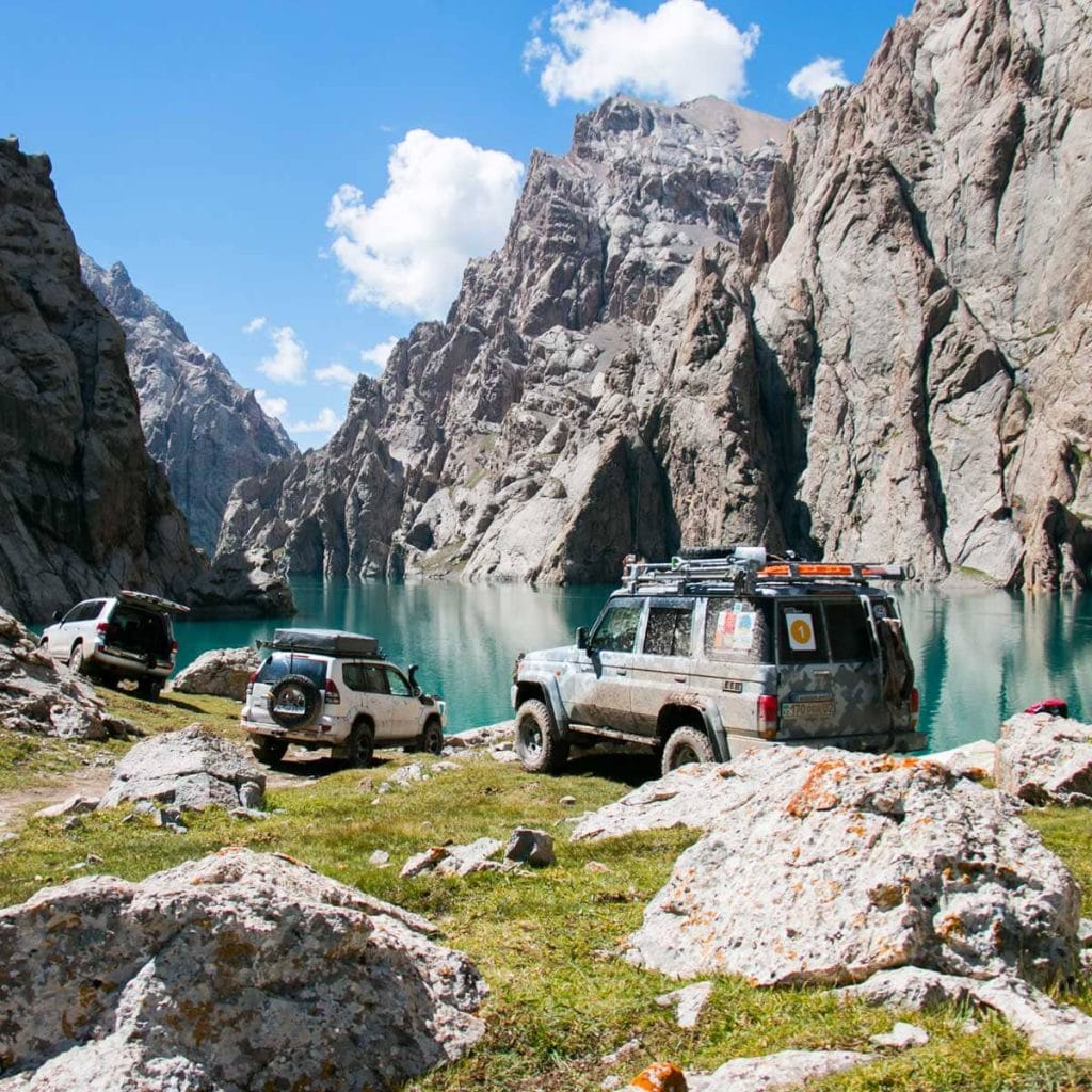 Поездка на внедорожнике по Кыргызстану, исследование диких природных маршрутов и горных пейзажей