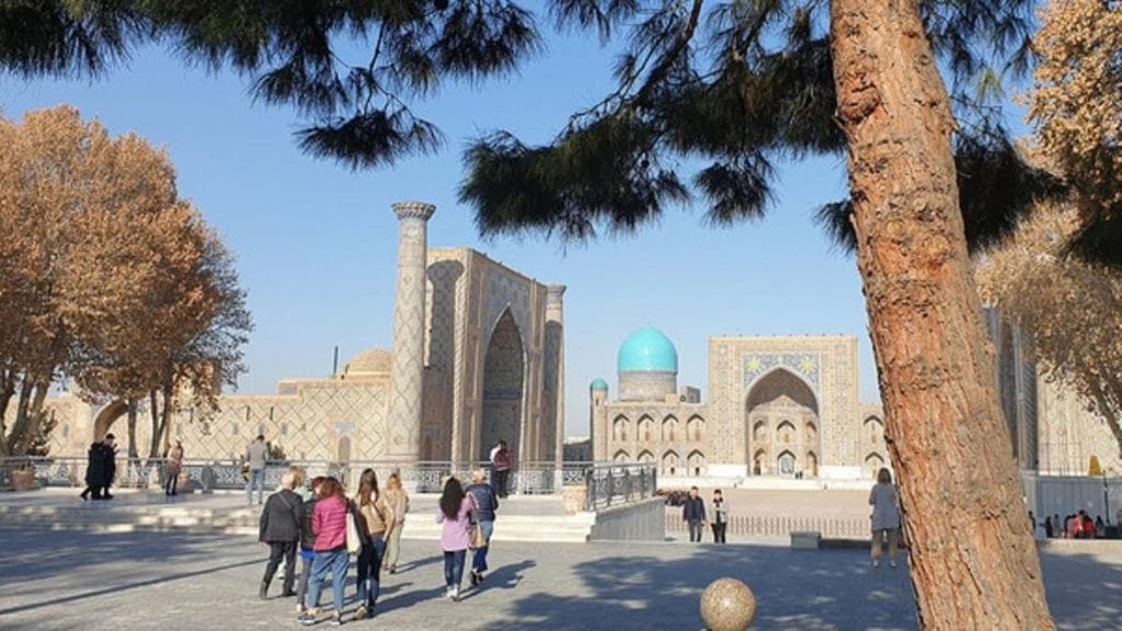 Площадь Регистан с туристами, Самарканд, Узбекистан